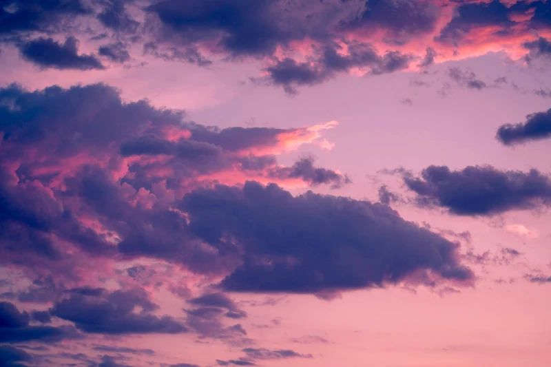 Abendhimmel mit violett und rosa gefärbten Wolken