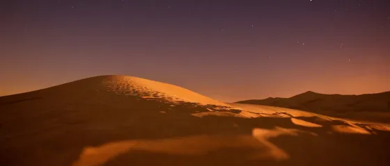 Sanddünen unter Sternenhimmel