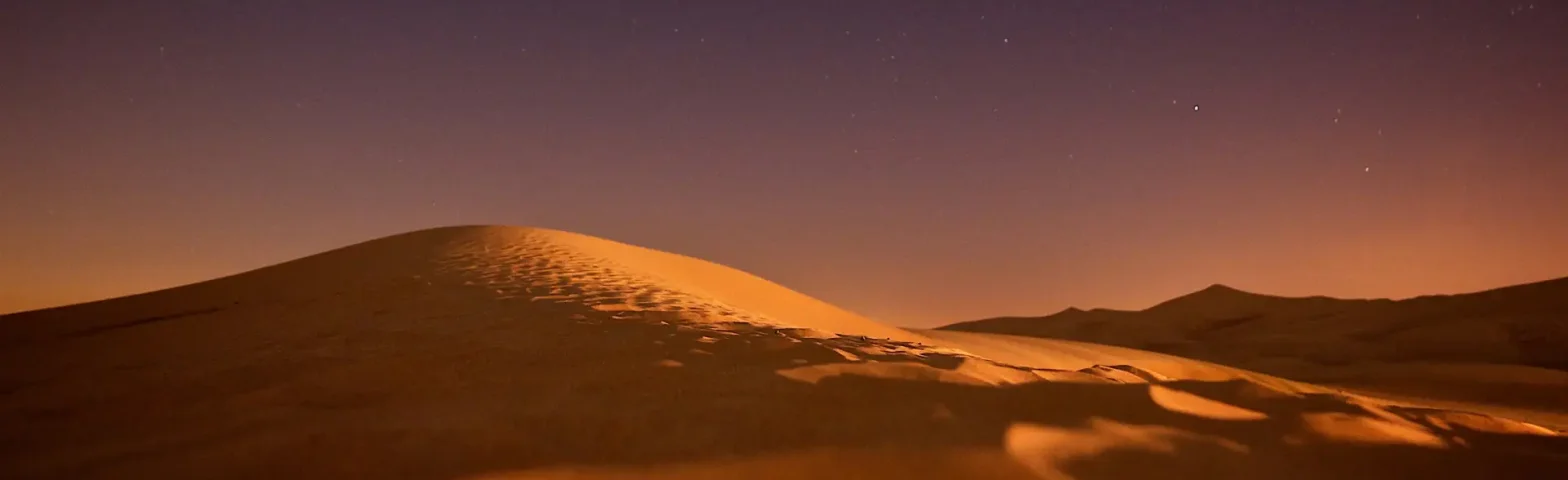 Sanddünen unter Sternenhimmel