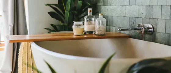 Badewanne mit Pflanzen und Badezusätzen