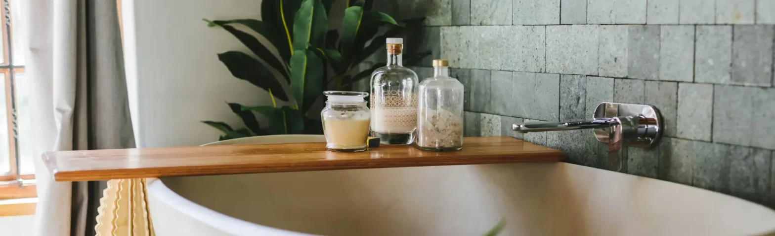Badewanne mit Pflanzen und Badezusätzen
