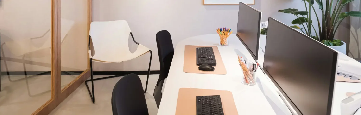 Moderner Büroraum ausgestattet für 2 Personen