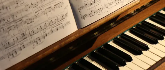 Musiknoten auf braunem Klavier