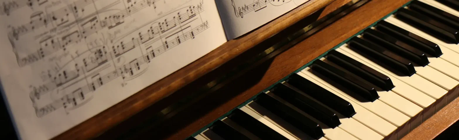 Musiknoten auf braunem Klavier