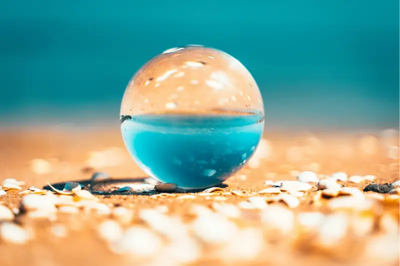 Klare Glaskugel auf Sand