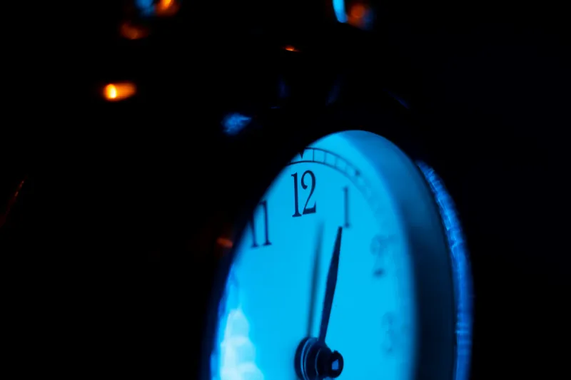 Wecker mit blauem Licht im Dunkeln