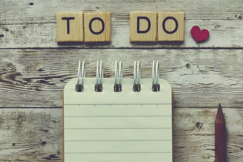 Notitzblock mit Stift und den Worten To Do
