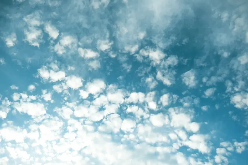 blauer Himmel mit weisen kleinen Wolken
