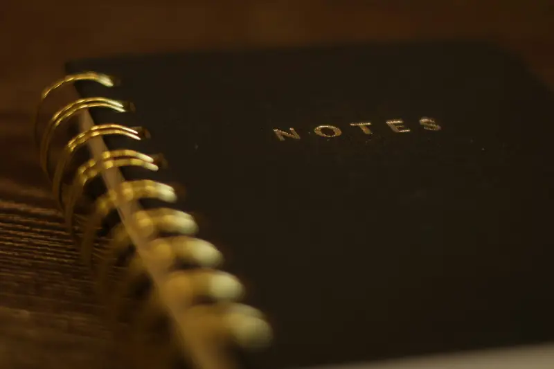 schwarzes Notizbuch mit goldenem Spiralband
