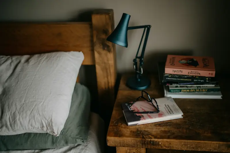 Bücher auf einem Nachttisch
