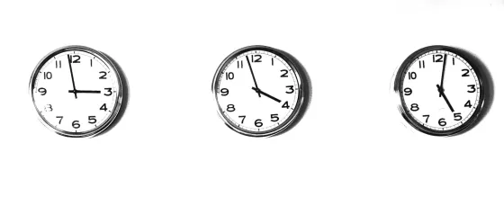 drei runde analog Uhren mit verschiedenen Zeiten