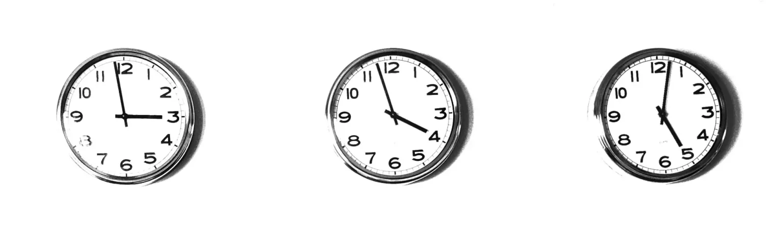 drei runde analog Uhren mit verschiedenen Zeiten
