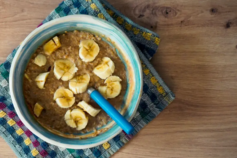 Schüssel mit Haferflocken und Bananenschreiben