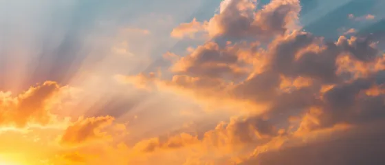 Sonnenuntergangshimmel mit Wolken und Sonnenstrahlen