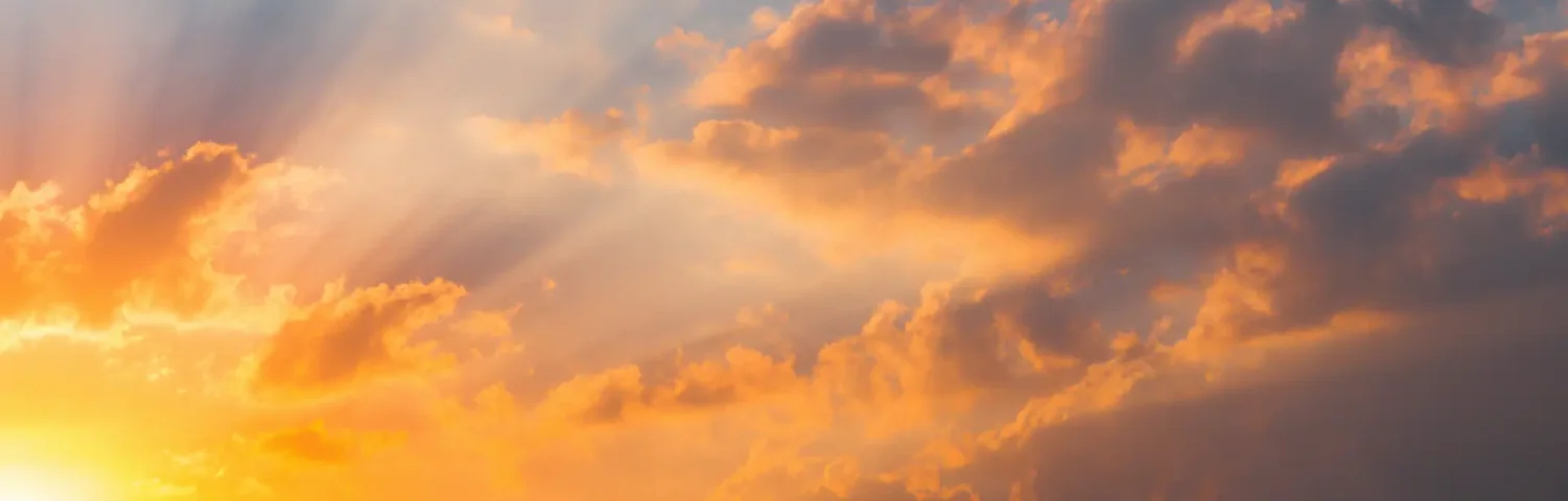 Sonnenuntergangshimmel mit Wolken und Sonnenstrahlen