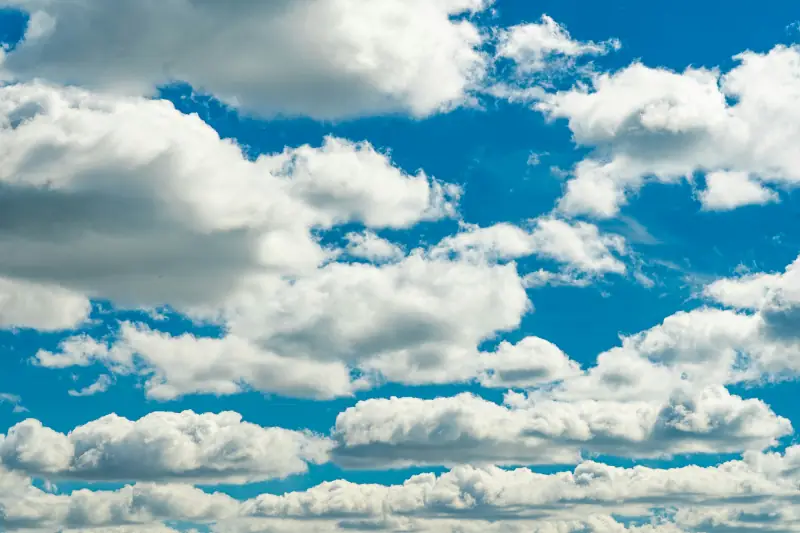 Wolkenhimmel in Blau und Weiß