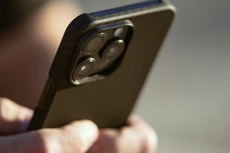 Nahaufnahme Person hält ein schwarzer Handy