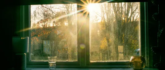 Sonnenlicht durch scheint durch ein Fenster