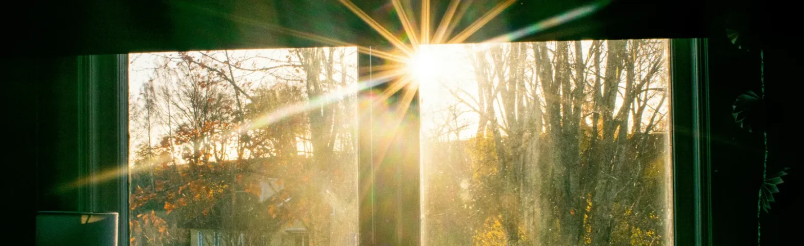 Sonnenlicht durch scheint durch ein Fenster