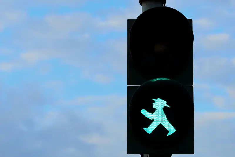 schwarze Ampel mit grünem Licht