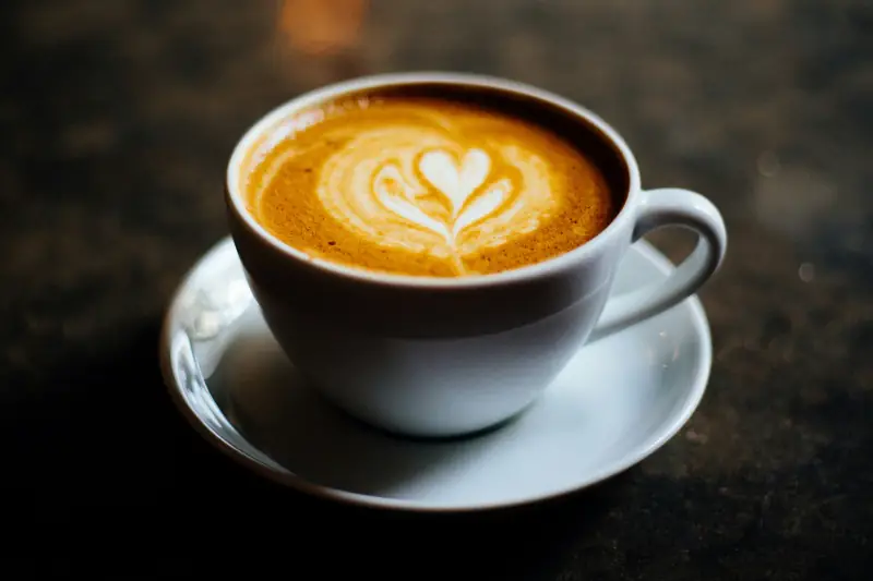 Tasse gefüllt mit Kaffee