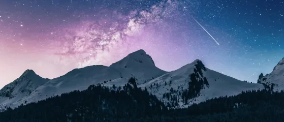 Schneebedeckte Berggipfel unter Sternenhimmel