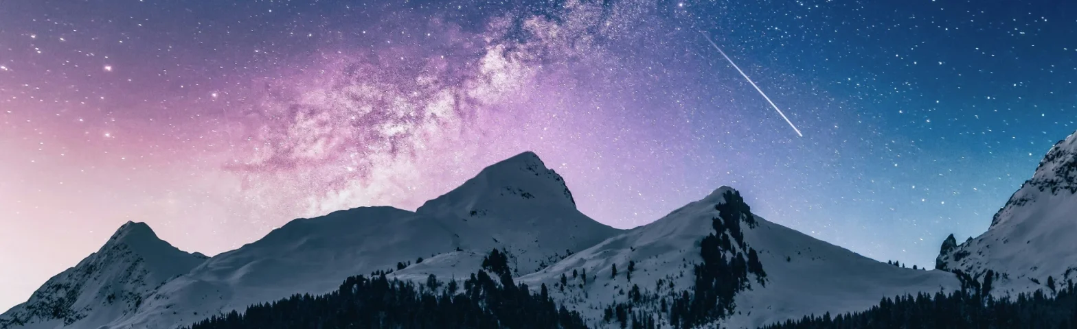 Schneebedeckte Berggipfel unter Sternenhimmel